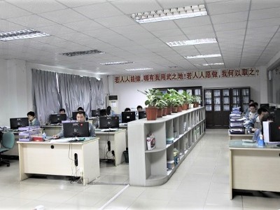 深圳五金沖壓廠，五金加工機(jī)械手操作8-誠(chéng)瑞豐科技