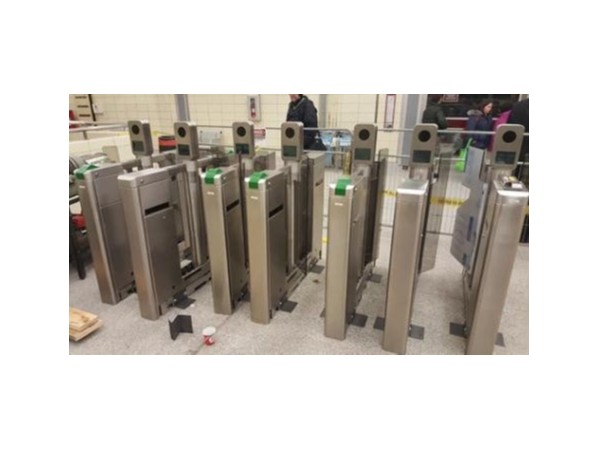 高明區(qū)鈑金加工廠的道閘加工和冷水機外殼生產(chǎn)